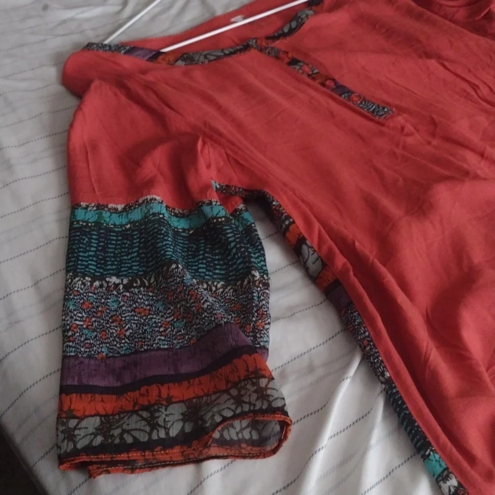 Red solid blouse - Picture 2 of 3